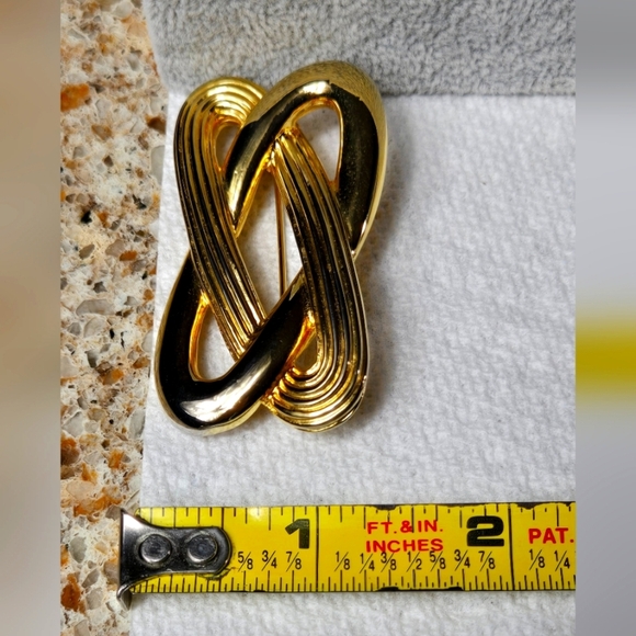 Gold Knot Brooch Pin - Picture 5 of 17